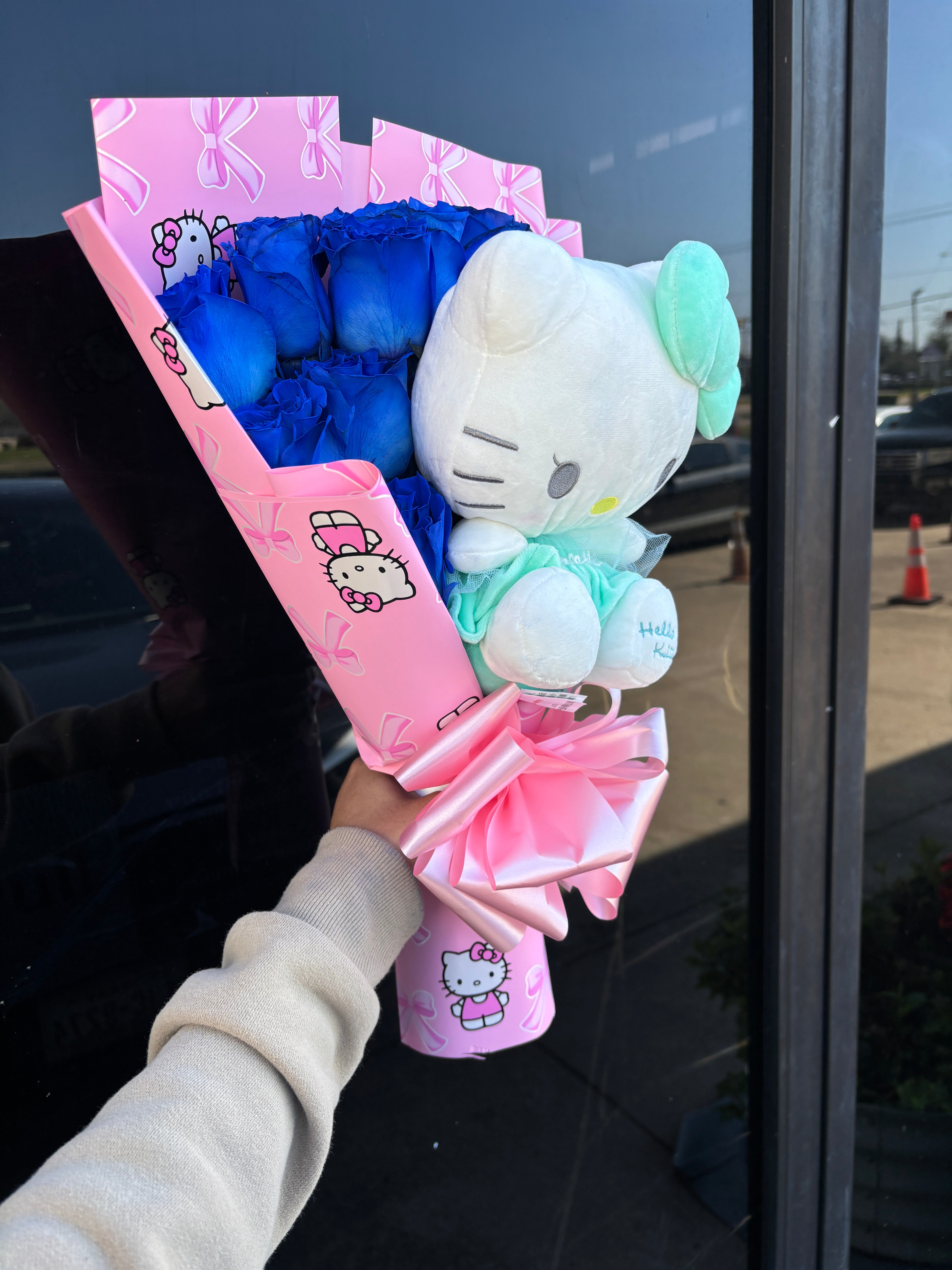 Real roses: 12 blue roses with mini HK plushy