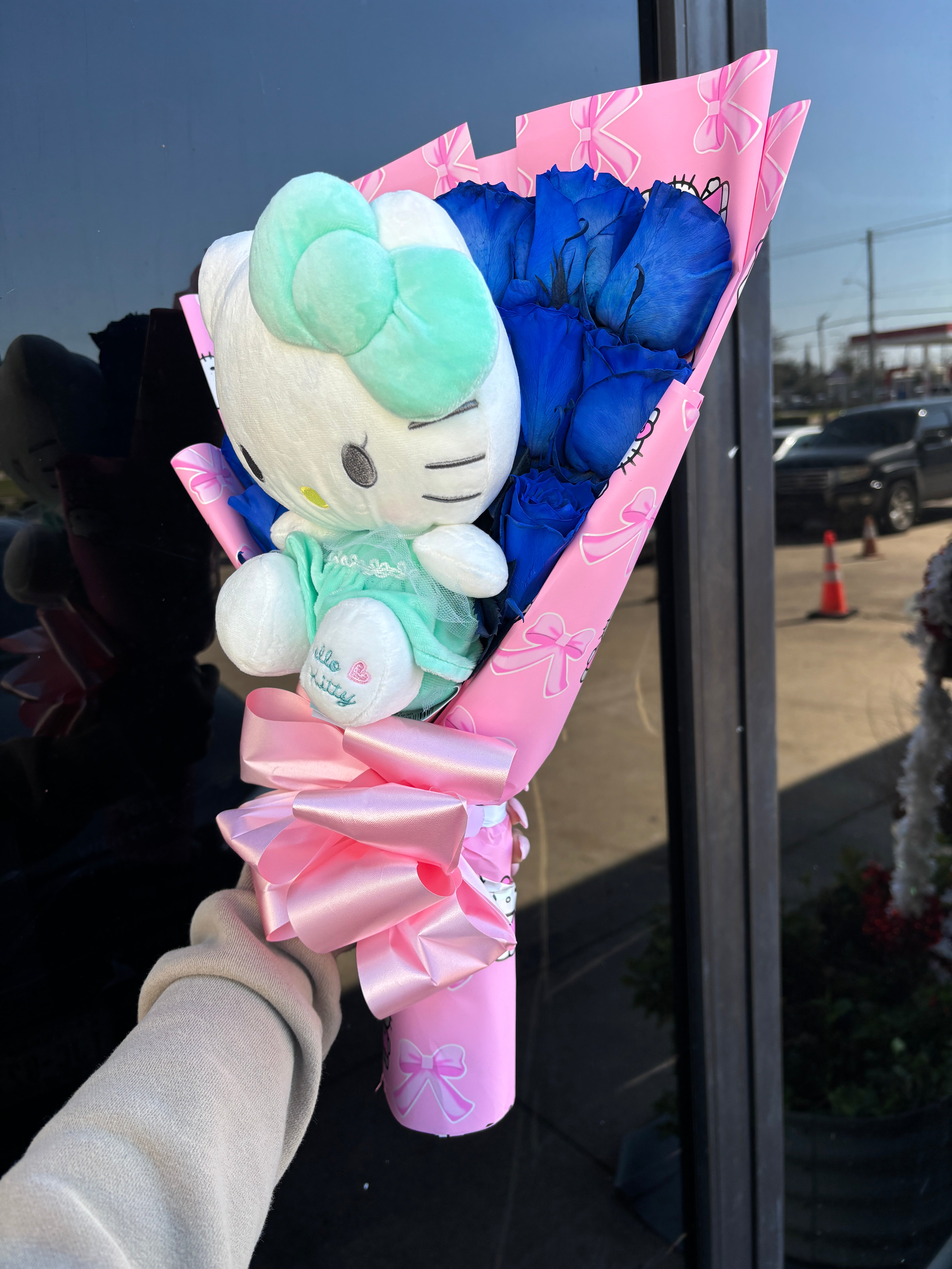 Real roses: 12 blue roses with mini HK plushy