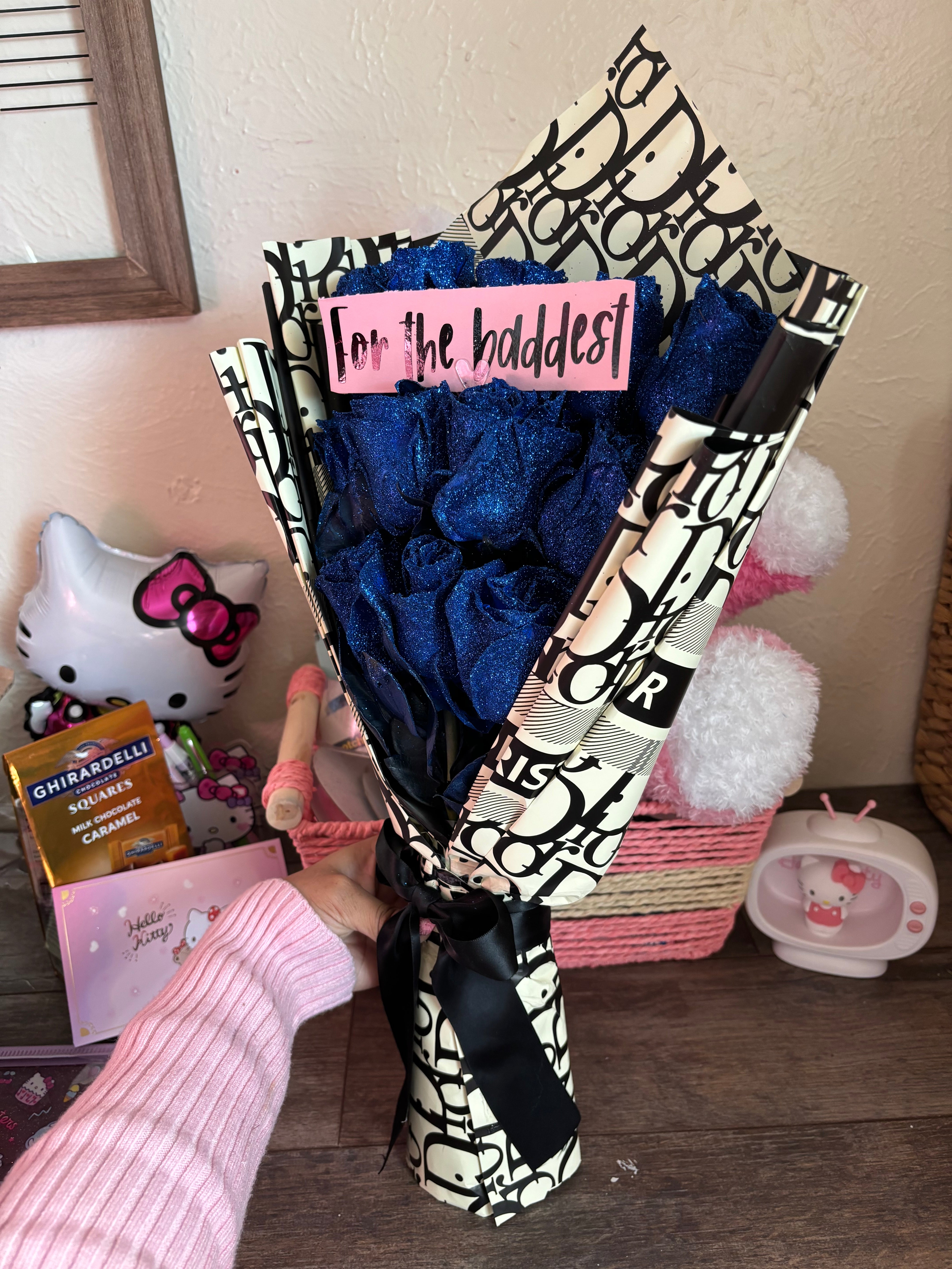 12 Royal Glitter roses 💙 + customize phrase