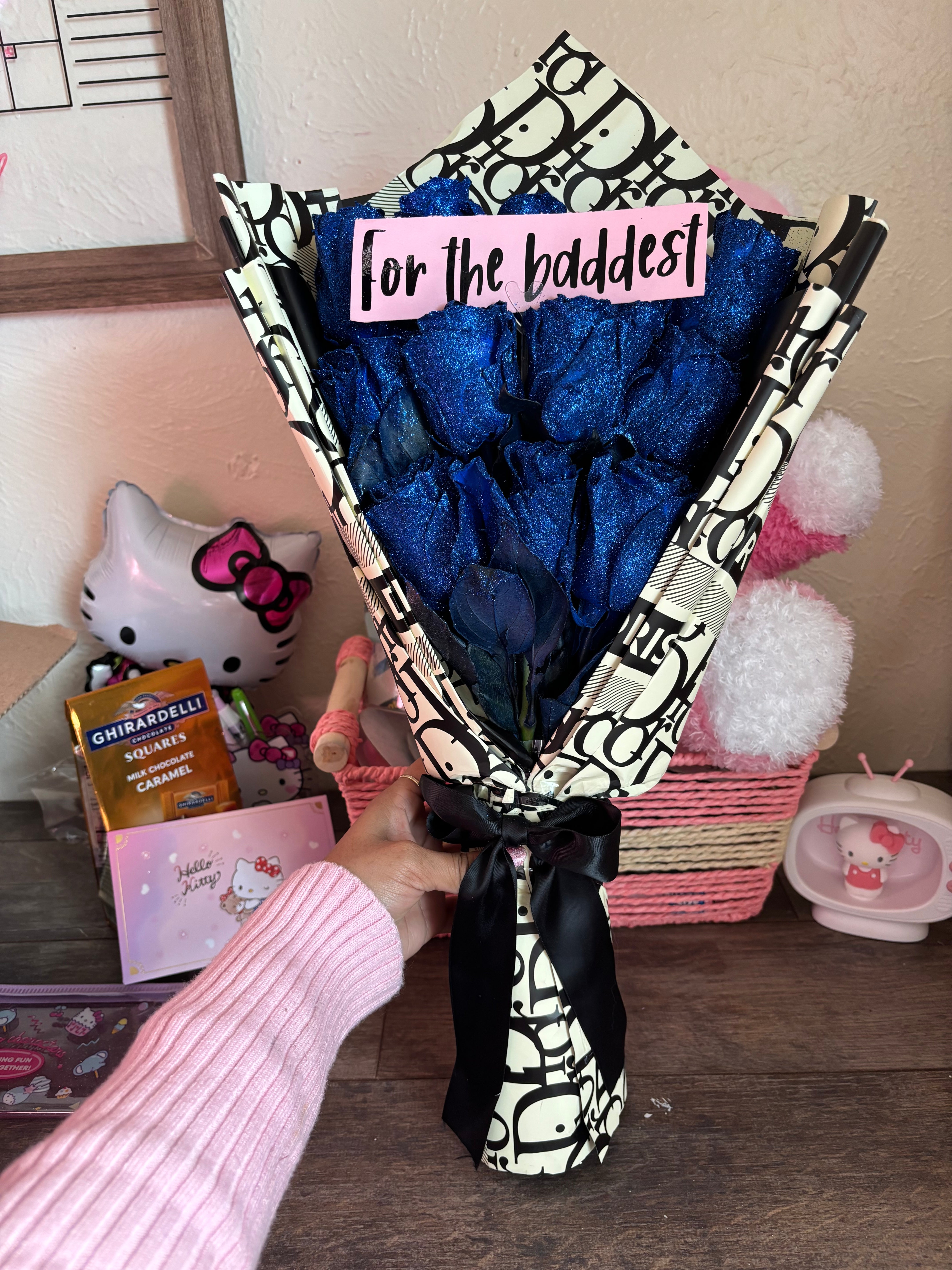 12 Royal Glitter roses 💙 + customize phrase