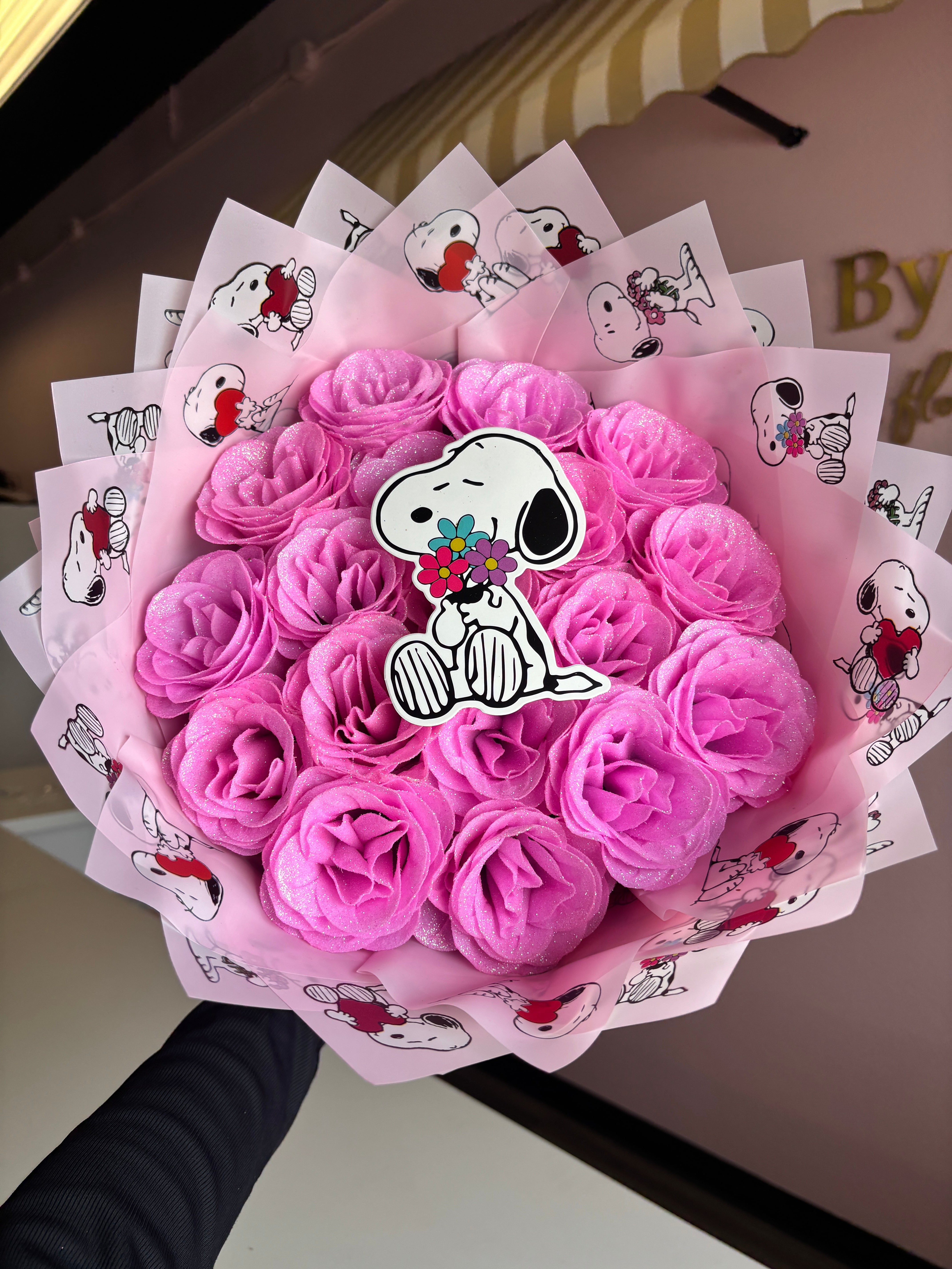 Pink glitter snoopy bouquet 🌸