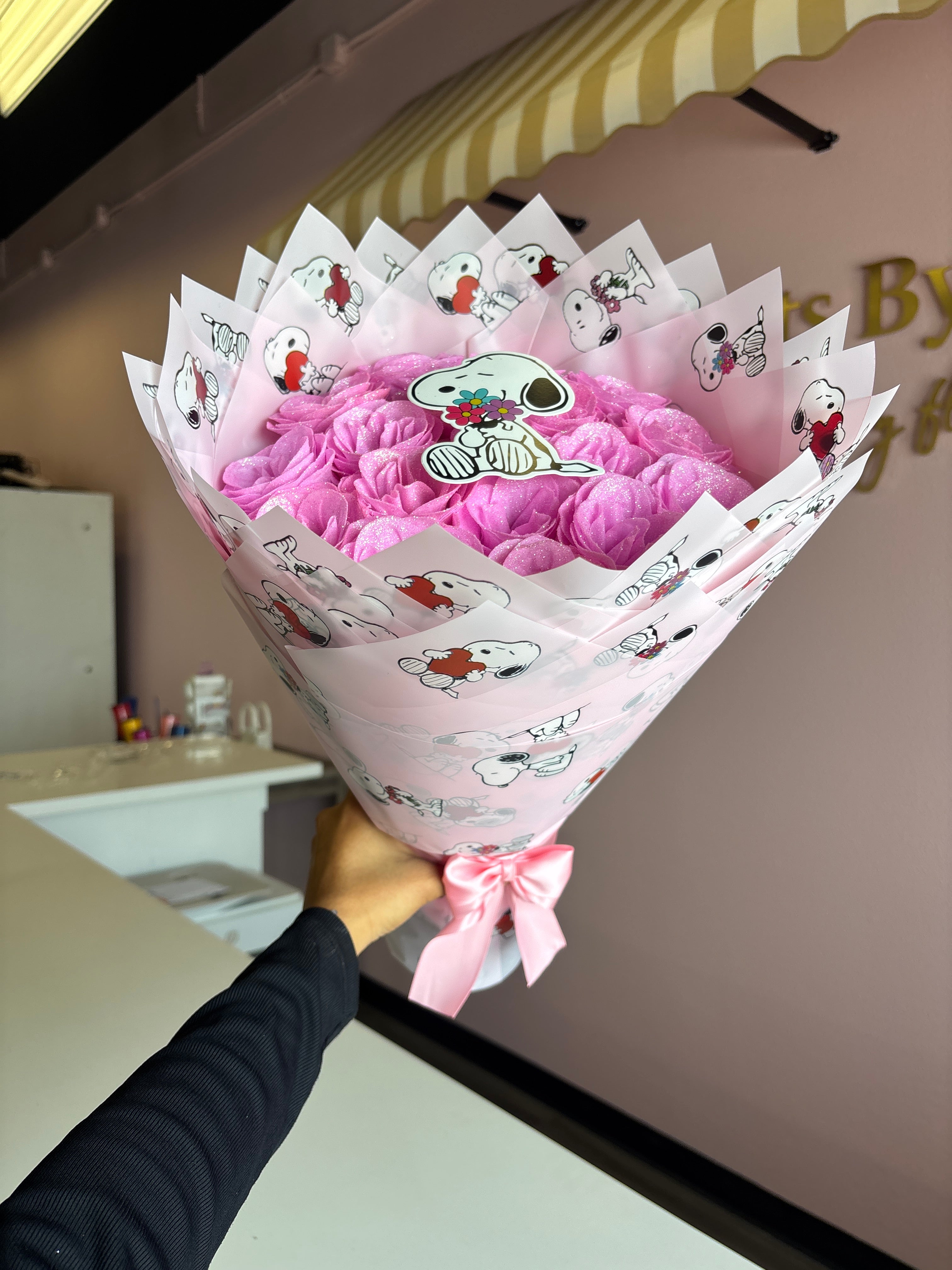 Pink glitter snoopy bouquet 🌸