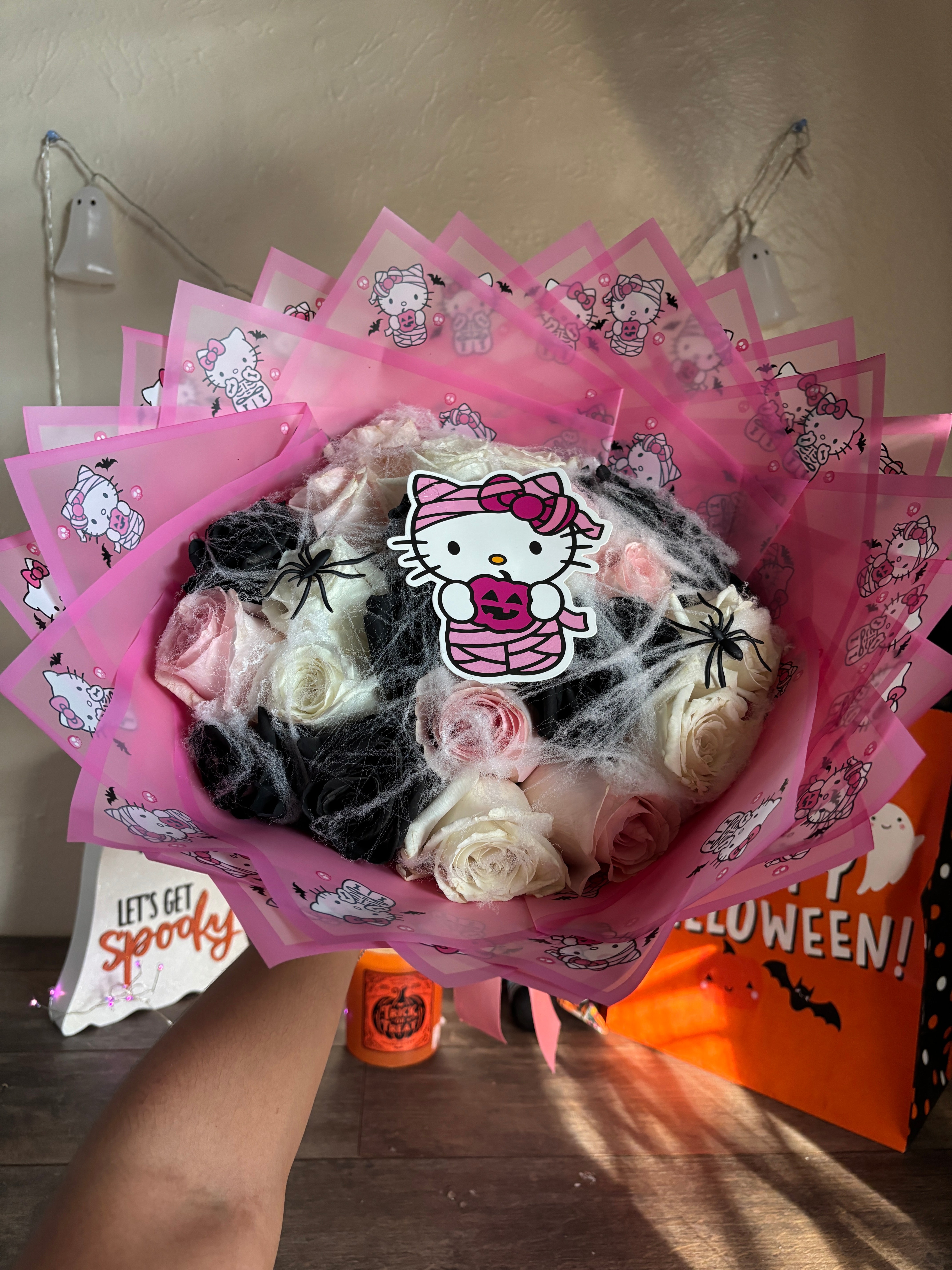 24 rose Spooky Hello Kitty 💞🕷️