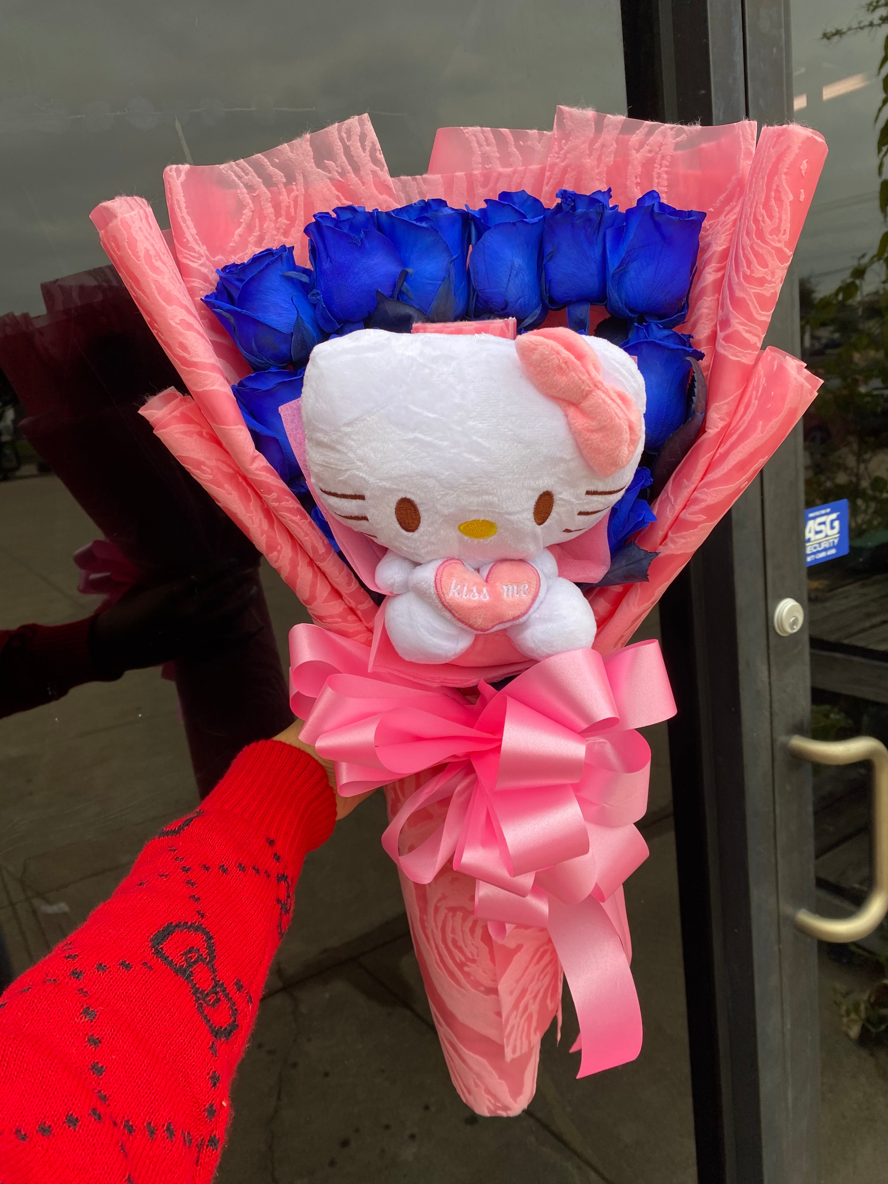 Real roses: 12 blue roses with mini HK plushy
