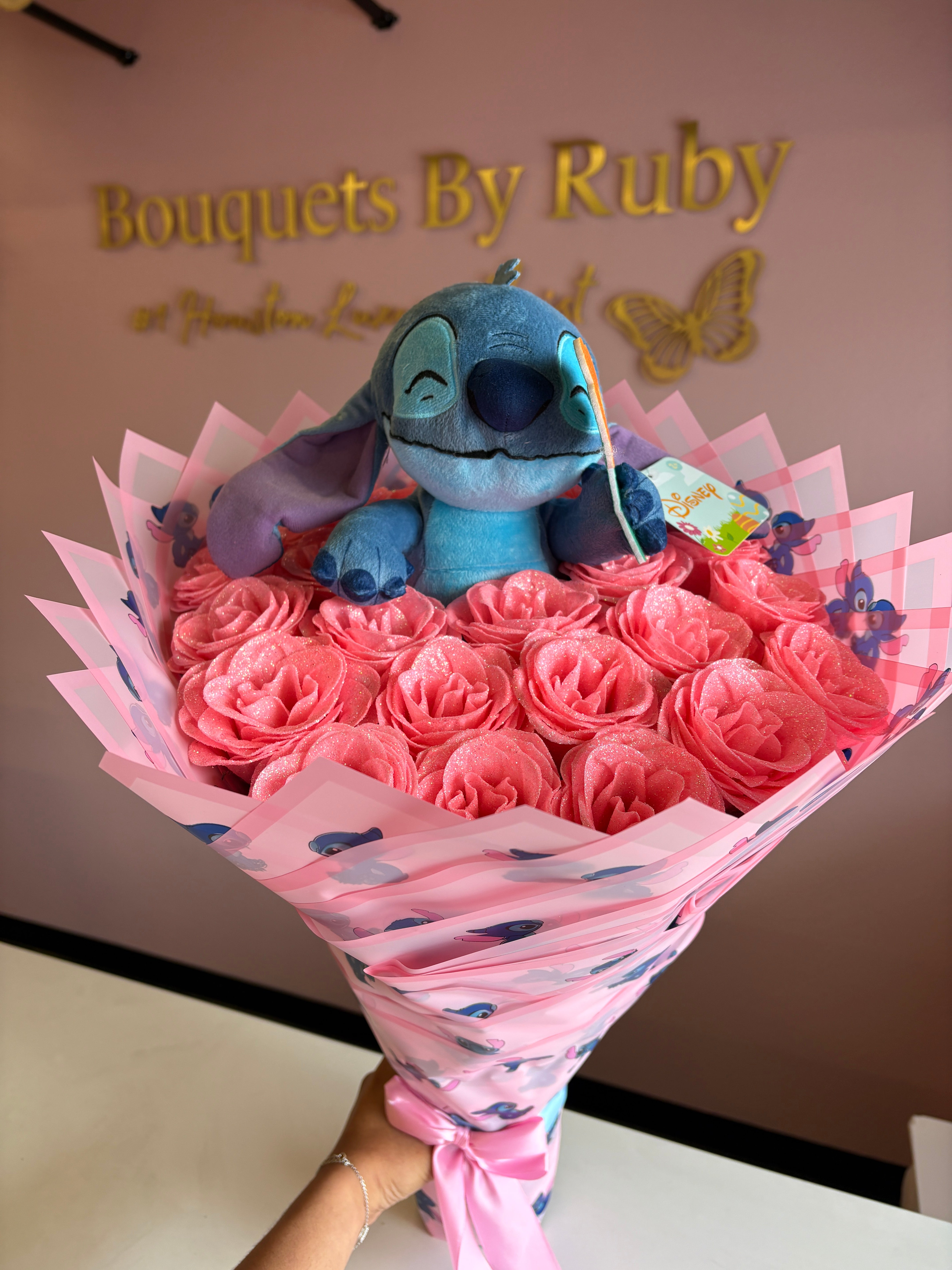 Stitch Holding flower Pink garden 🌸