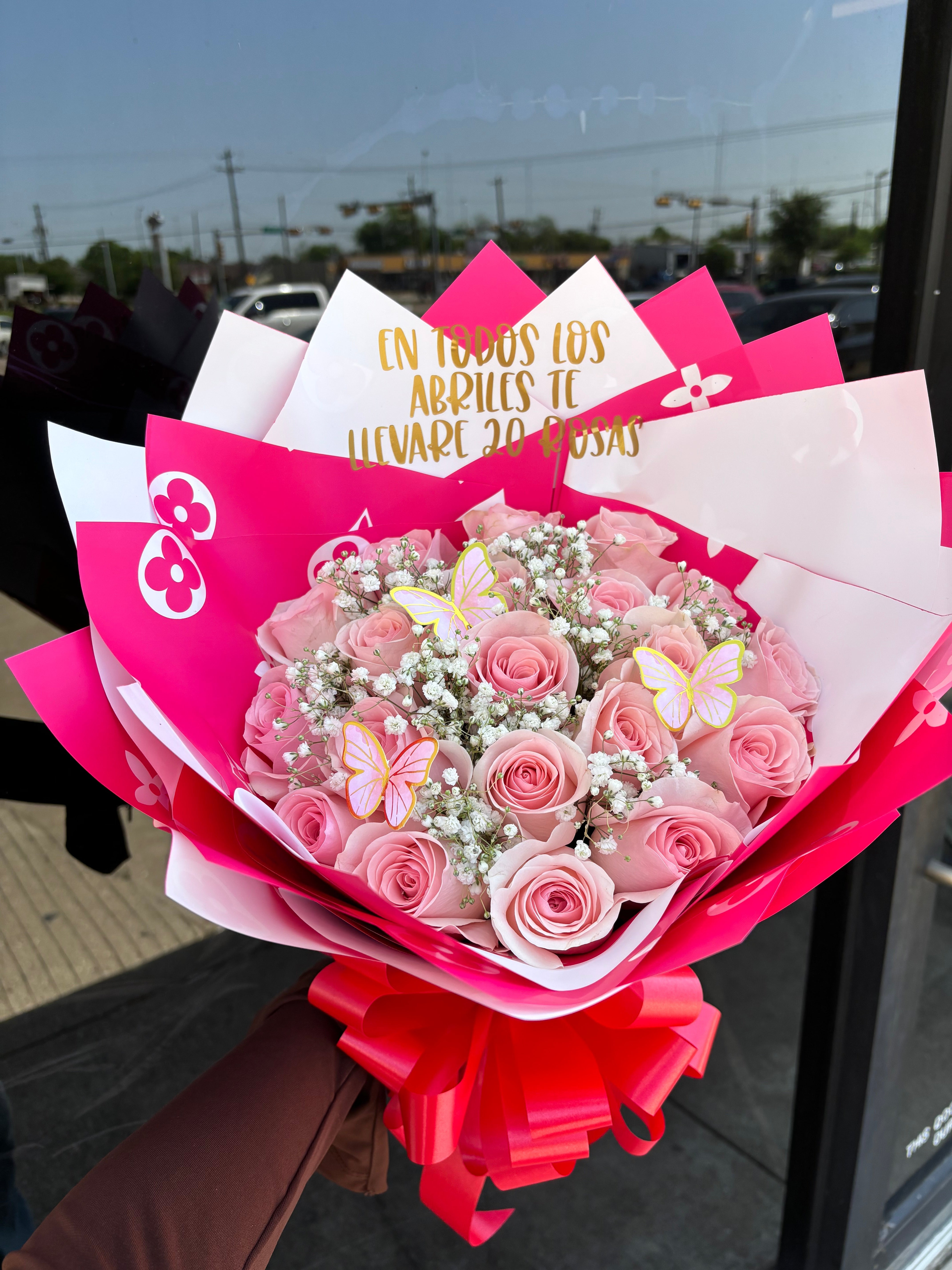 20 roses + babysbreath touch💘