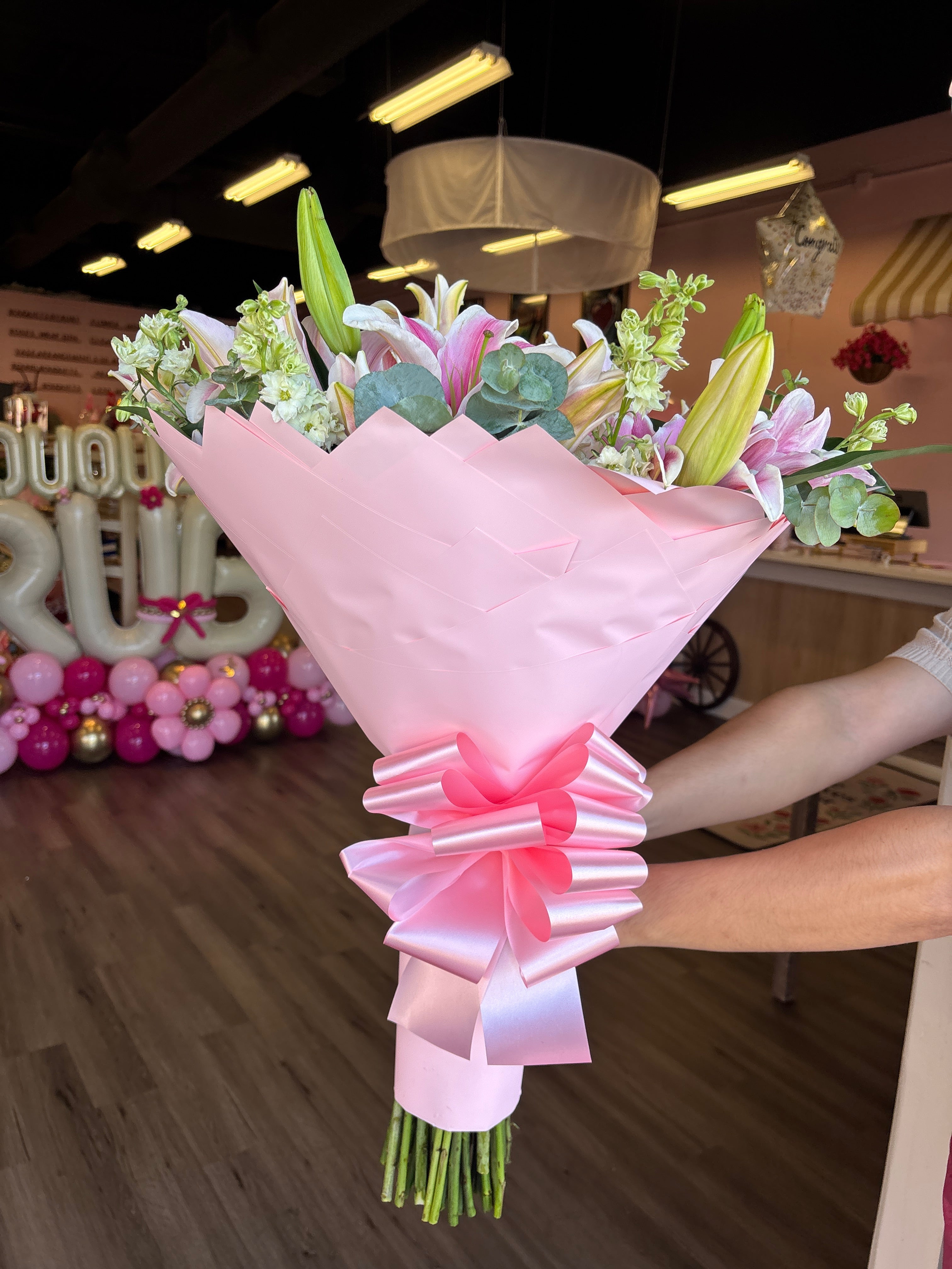 50 roses pink+ white and lilies + initial 💞