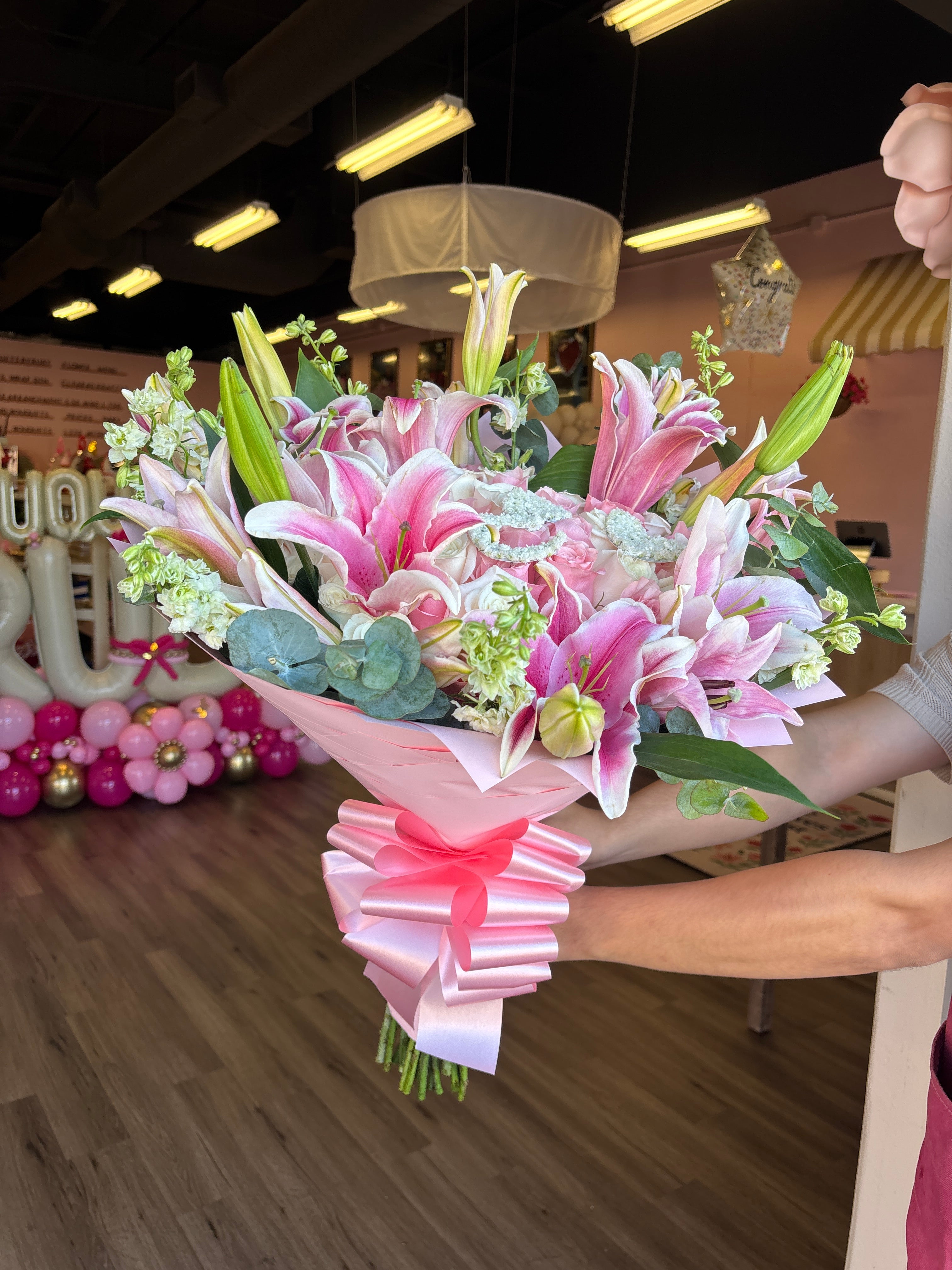 50 roses pink+ white and lilies + initial 💞