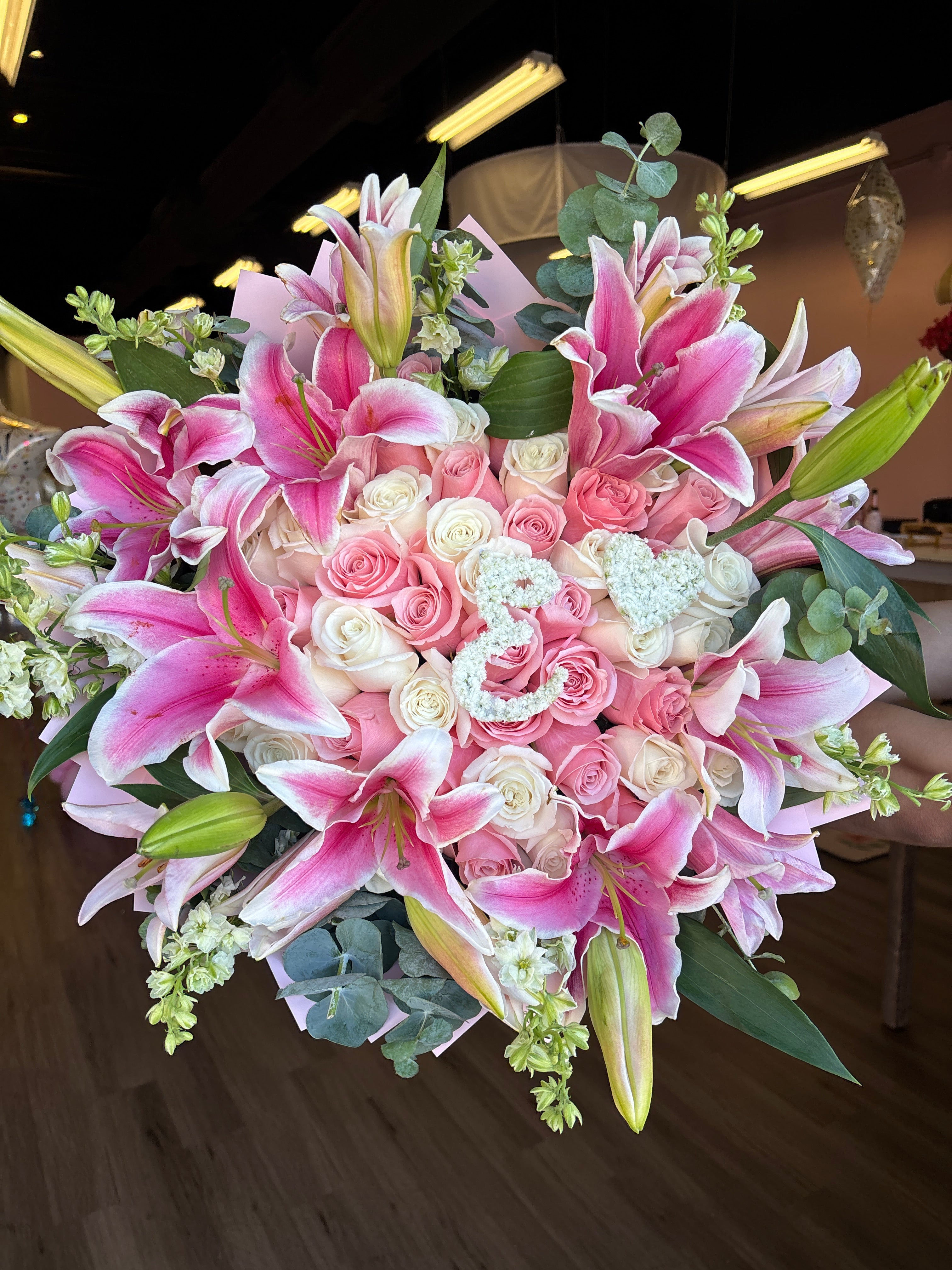 50 roses pink+ white and lilies + initial 💞