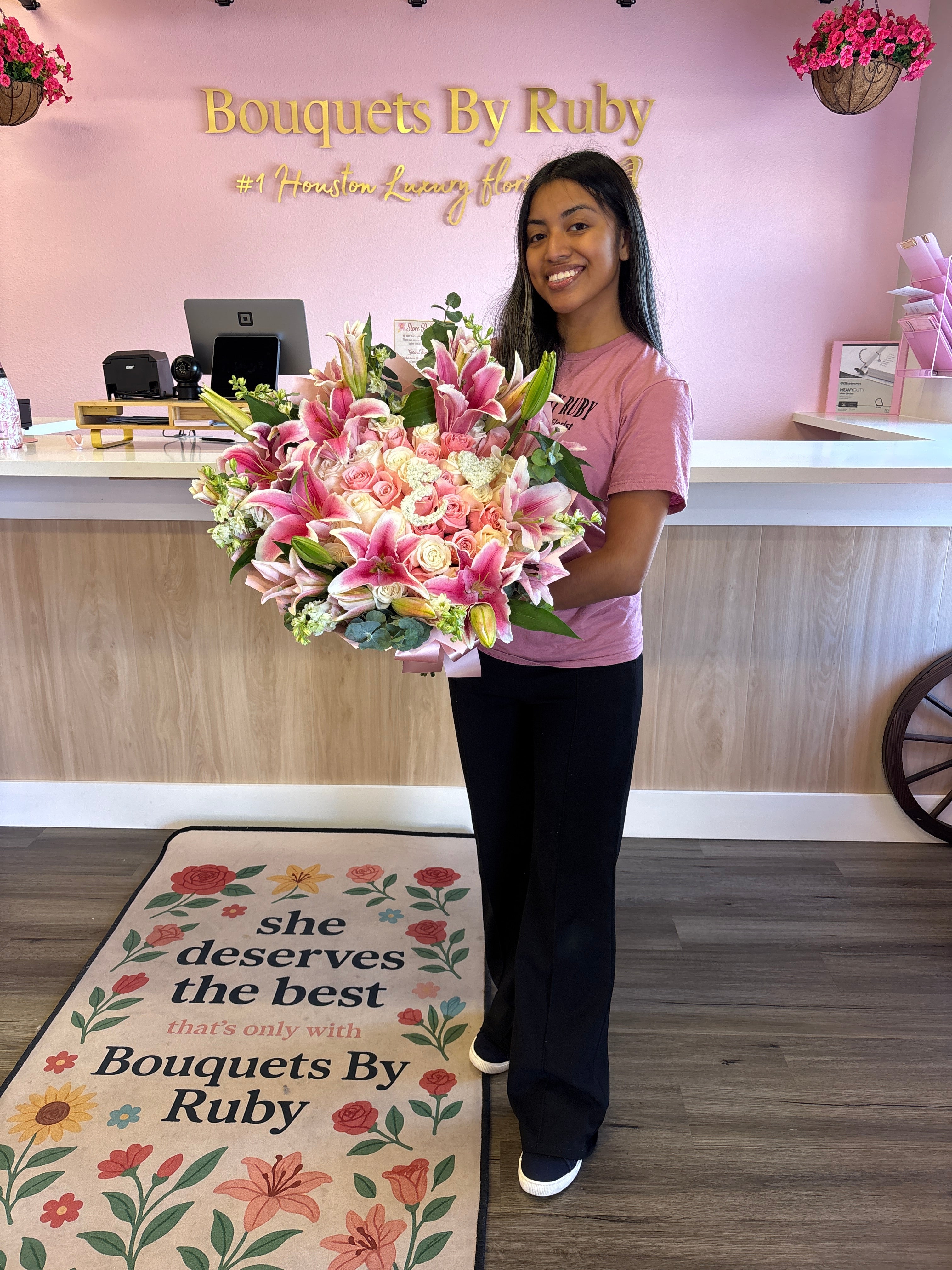 50 roses pink+ white and lilies + initial 💞